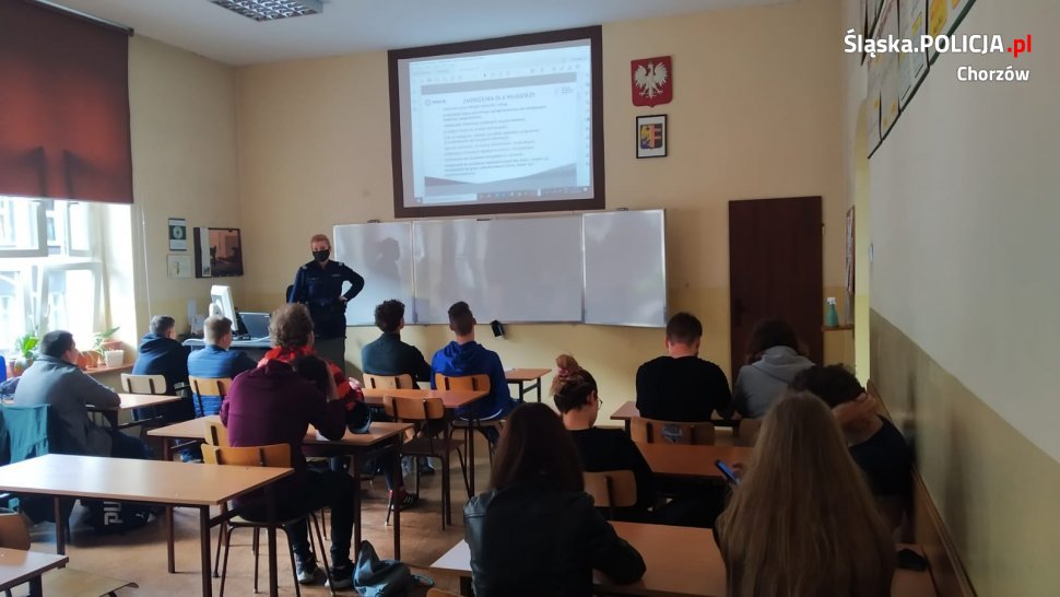 Chorzowska policjantka rozmawiała z młodzieżą o cyberzagrożeniach