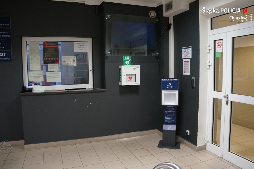 Nowy defibrylator w chorzowskiej komendzie