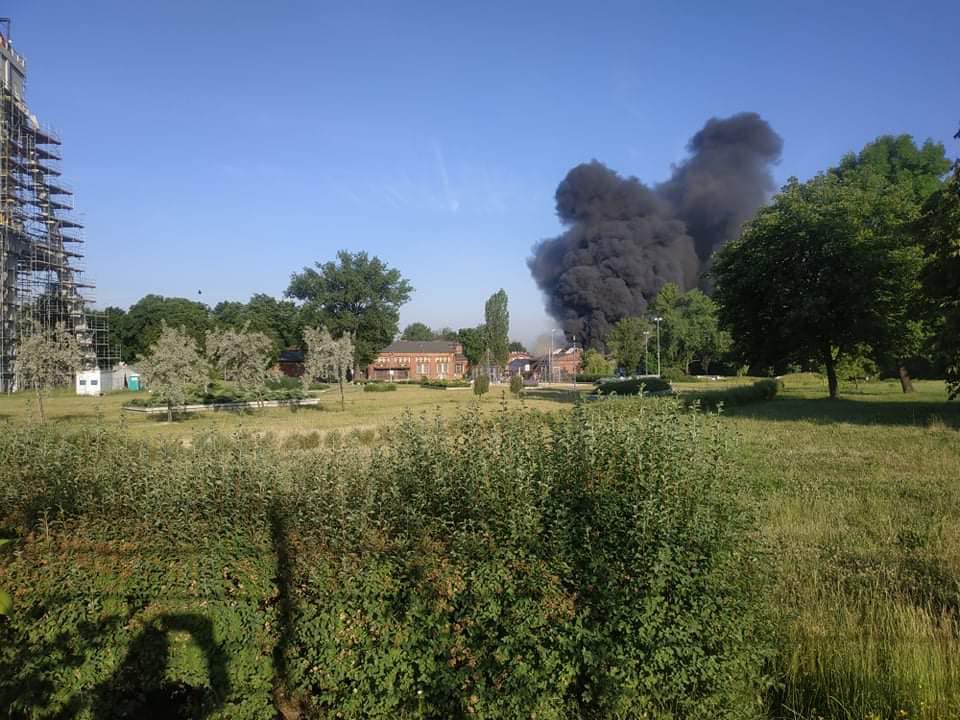 [AKTUALIZACJA] Potężny pożar w Chorzowie. Słup dymu jest widoczny z kilku kilometrów