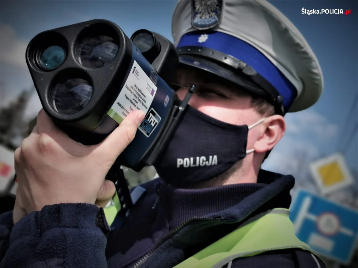 Policjanci kontrolują prędkość i apelują o bezpieczeństwo podczas długiego weekendu