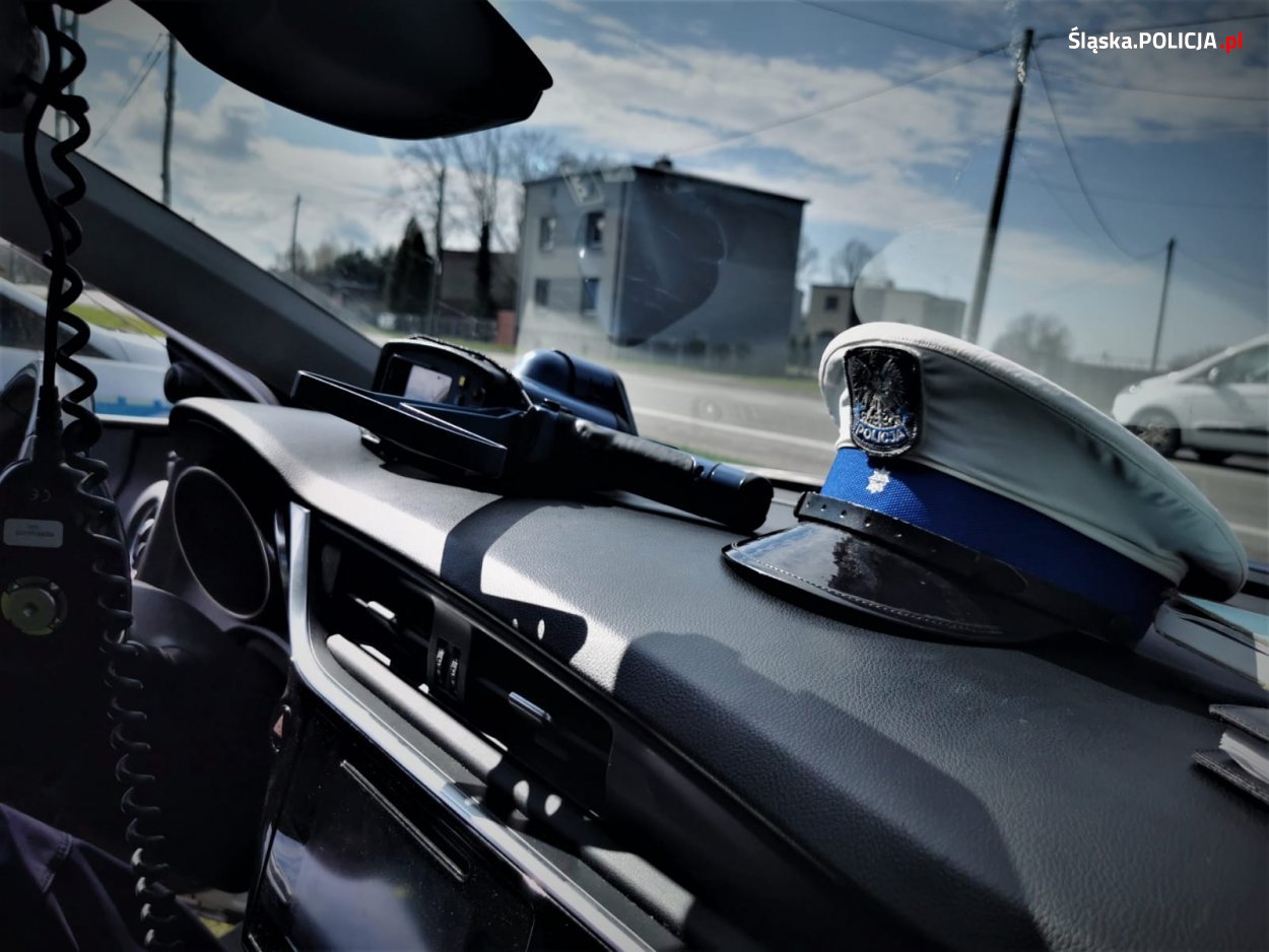 Policjanci kontrolują prędkość i apelują o bezpieczeństwo podczas długiego weekendu