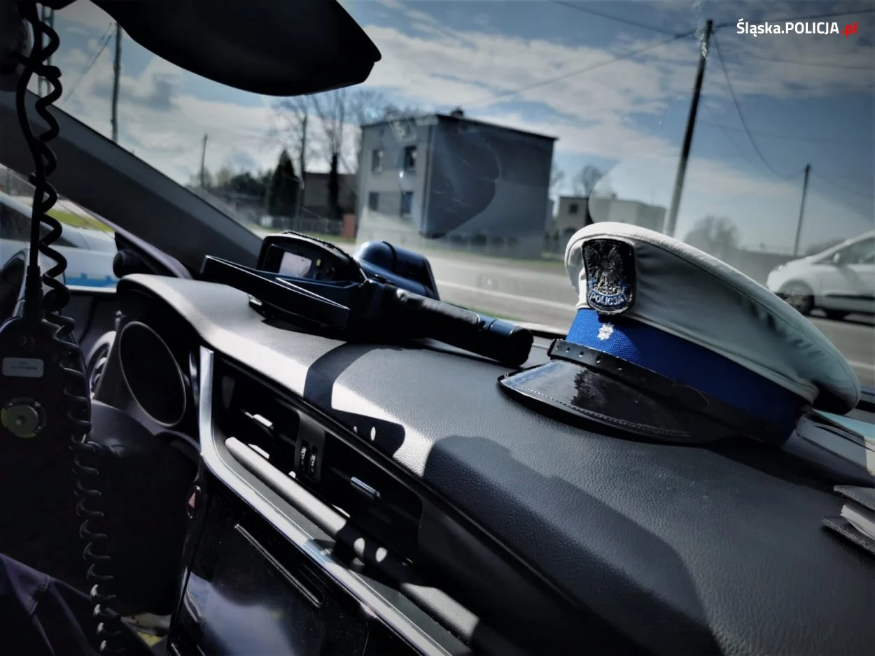 Policjanci kontrolują prędkość i apelują o bezpieczeństwo podczas długiego weekendu