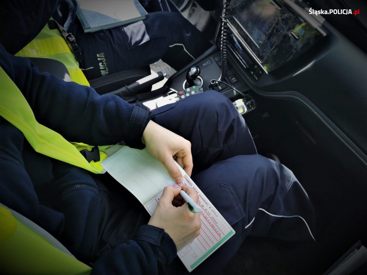 Policjanci kontrolują prędkość i apelują o bezpieczeństwo podczas długiego weekendu