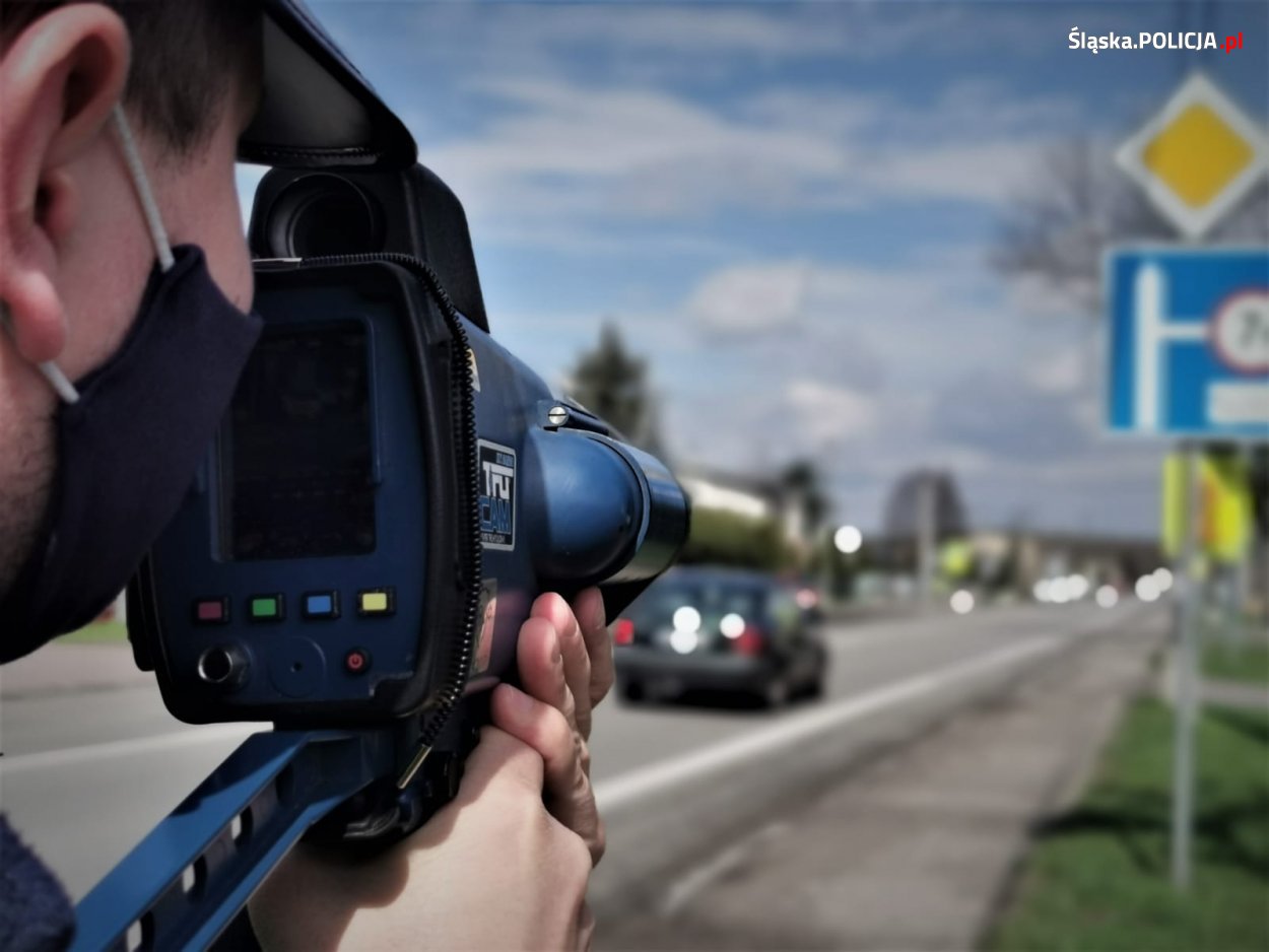Policjanci kontrolują prędkość i apelują o bezpieczeństwo podczas długiego weekendu