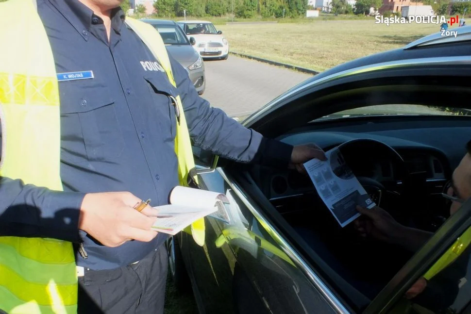 Policjanci z żorskiej drogówki promują nowe przepisy