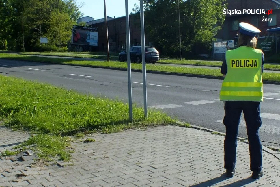 Policjanci z żorskiej drogówki promują nowe przepisy