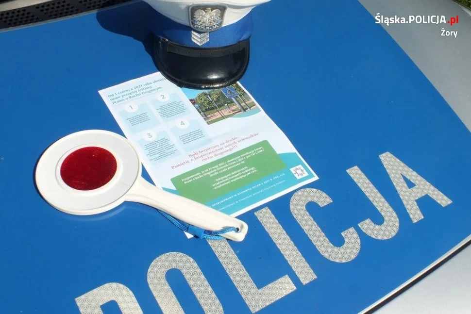 Policjanci z żorskiej drogówki promują nowe przepisy