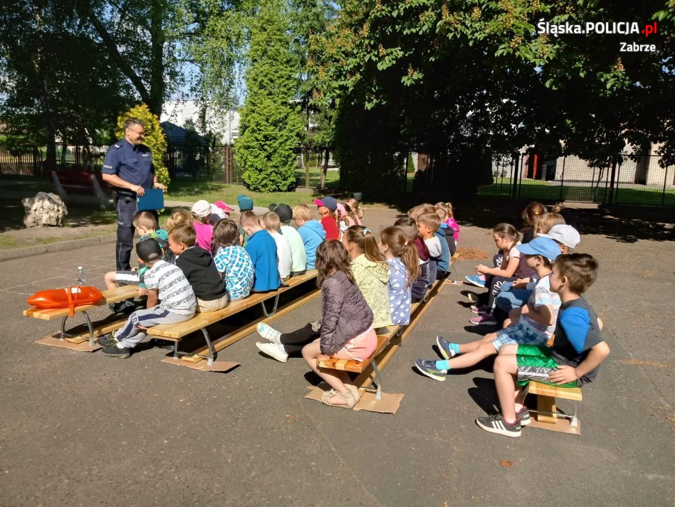 Bezpieczne wakacje - policjanci przeprowadzili prelekcję w zabrzańskiej podstawówce