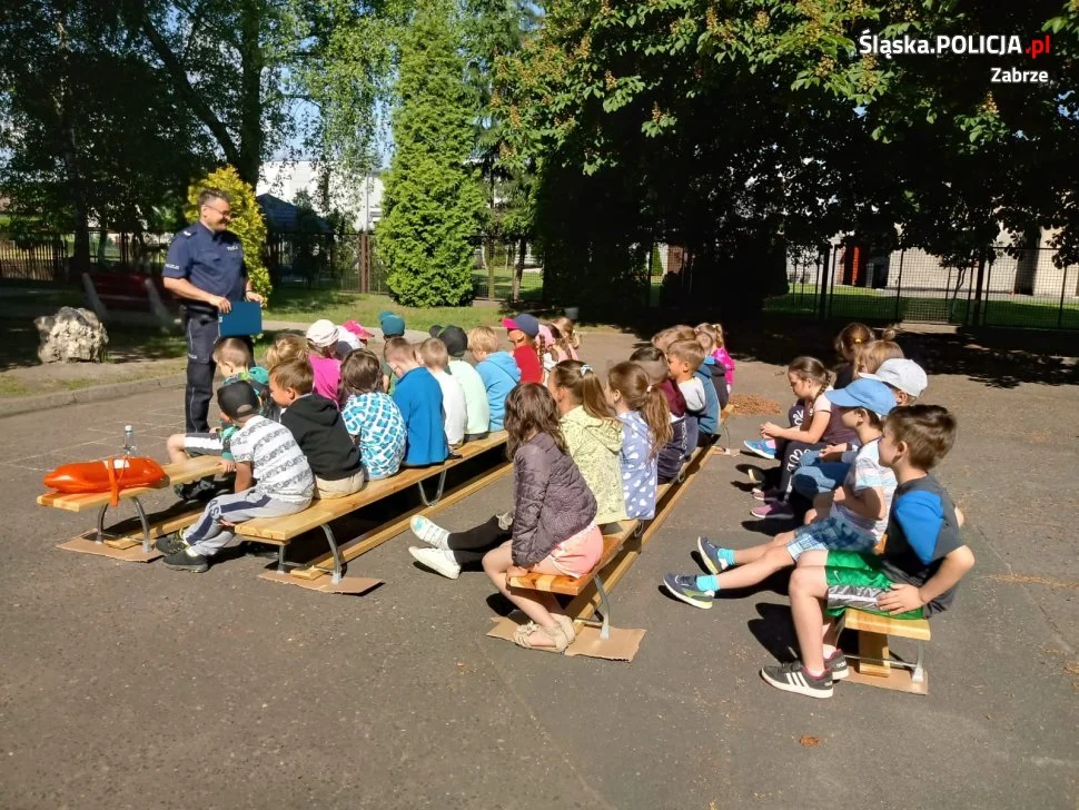 Bezpieczne wakacje - policjanci przeprowadzili prelekcję w zabrzańskiej podstawówce