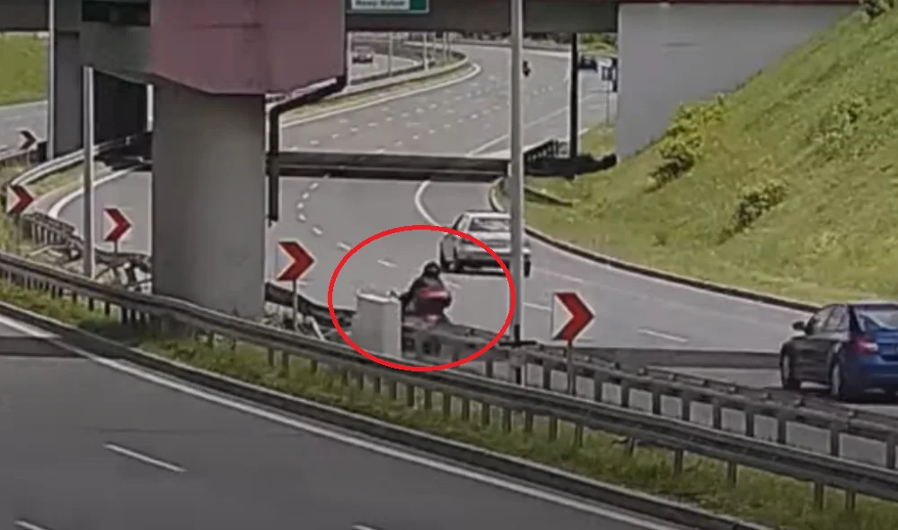 Groźny wypadek na "zakręcie mistrzów". Motocyklista uderzył w bariery [WIDEO]