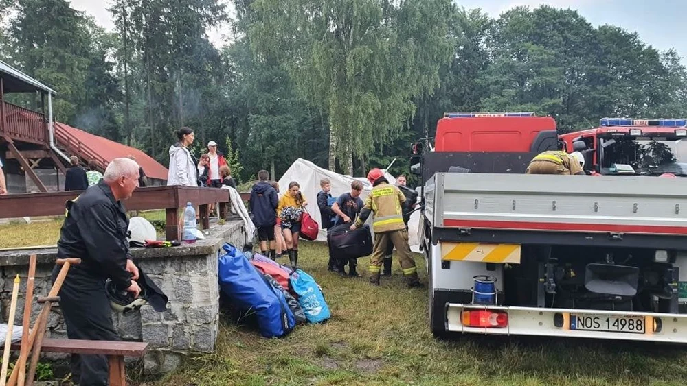 Harcerze ewakuowani z bazy żeglarskiej 2