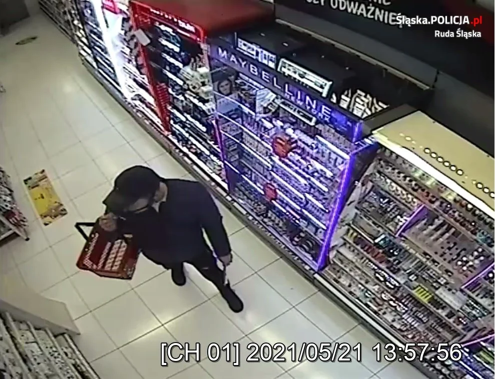 Publikujemy wizerunek mężczyzny podejrzewanego o kradzież perfum. Rozpoznajesz go?