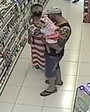 Śledczy dążą do ustalenia tożsamości mężczyzny i dwóch kobiet. Są podejrzani o kradzież