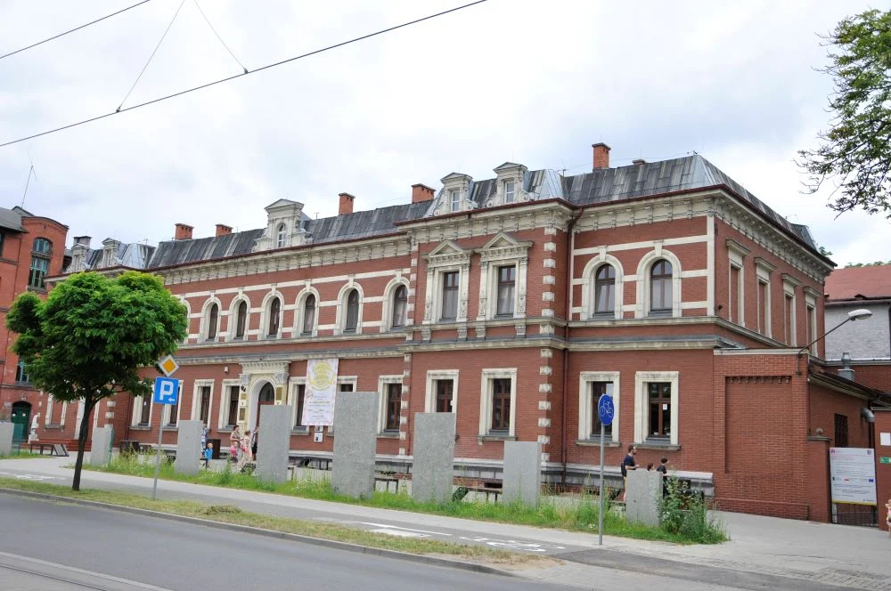 Zaniedbany teren przed Miejskim Centrum Kultury. Czemu służą granitowe płyty?