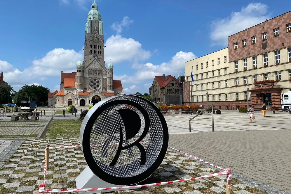 Ruda Śląska: Na rynku stanął kosz na nakrętki w kształcie logo miasta