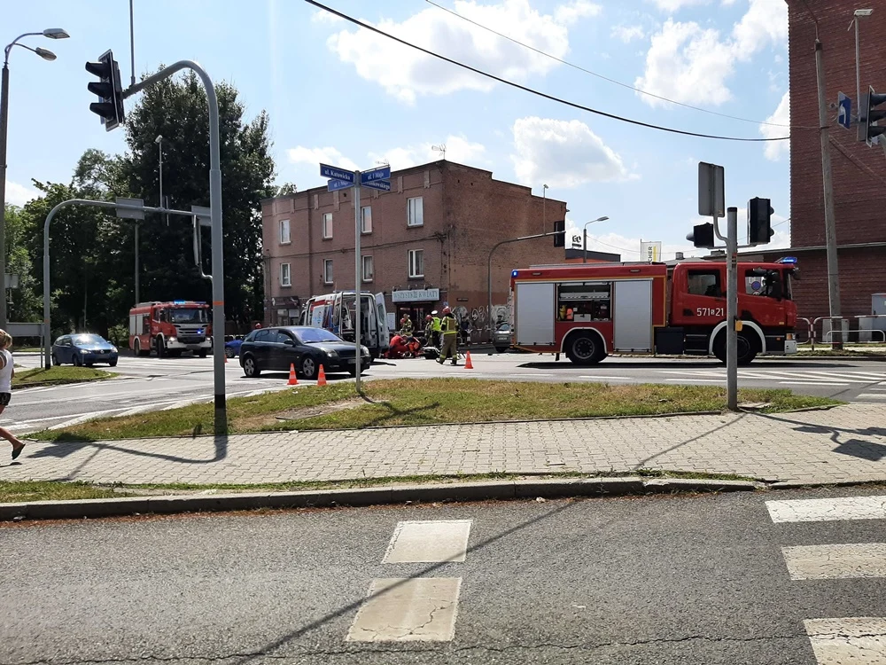 Groźny wypadek w Rudzie Śląskiej. Motocyklista został przetransportowany do szpitala