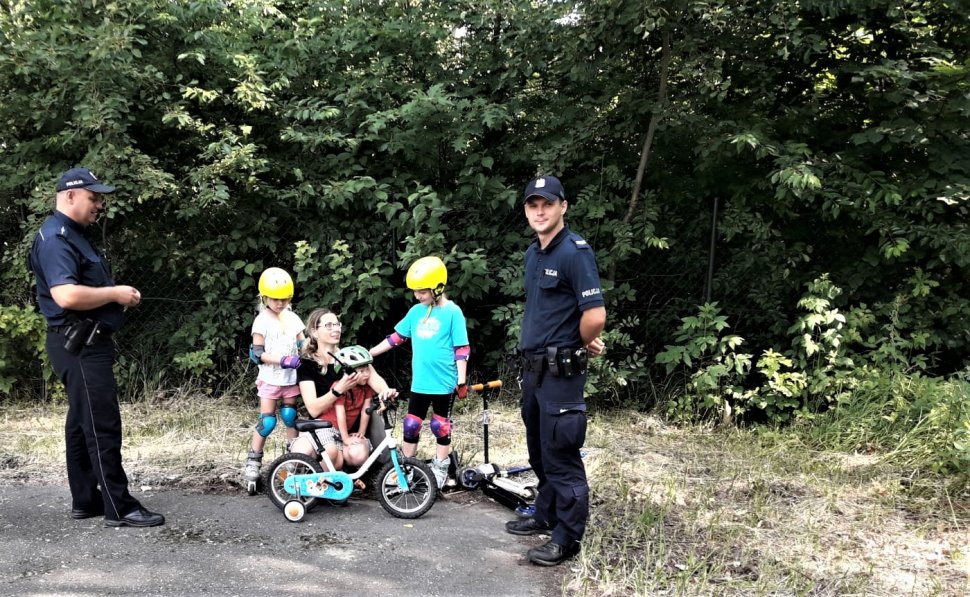 Bezpieczne "rolkowanie" z łaziskimi dzielnicowymi