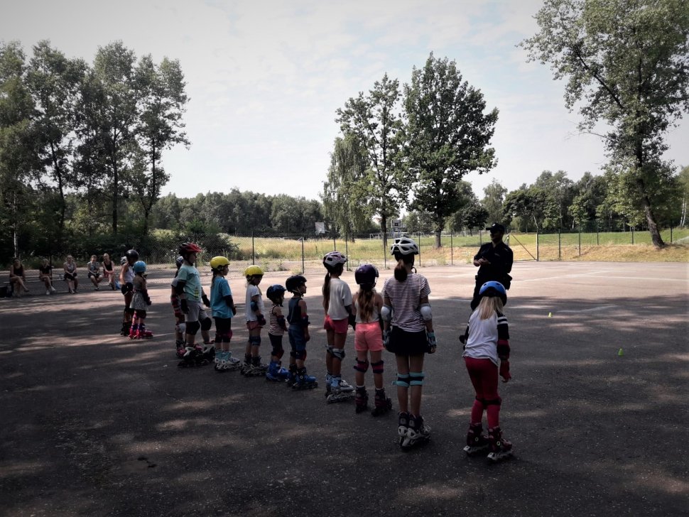 Bezpieczne "rolkowanie" z łaziskimi dzielnicowymi