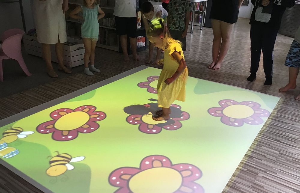 Interaktywna mata w bibliotece