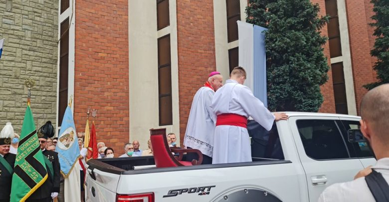 Biskup na pace pickupa. W Tychach odbyło się święcenie samochodów na św.Krzysztofa 