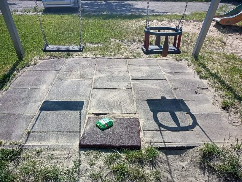 Plac zabaw jak z koszmarów i nagrzewający się azbest. Dramat mieszkańców ulicy Szklarskiej