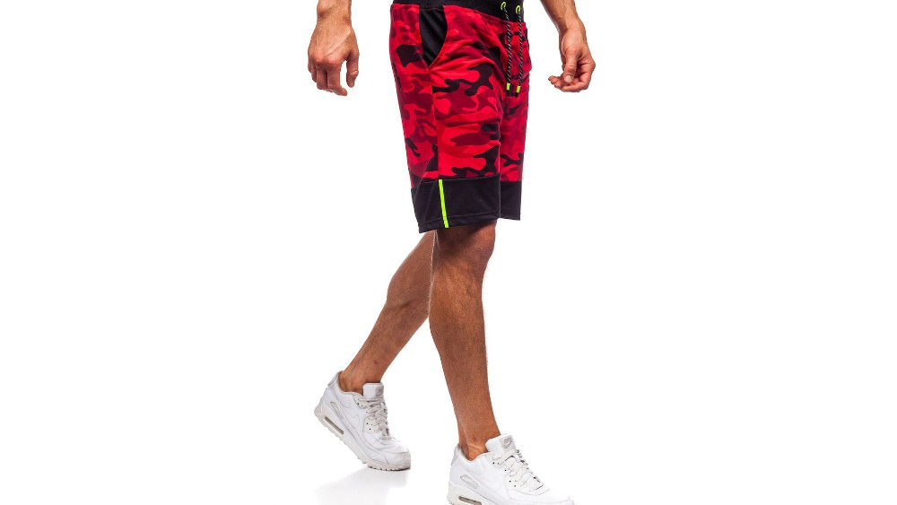 Militarny styl na lato - jak nosić męskie spodenki moro?