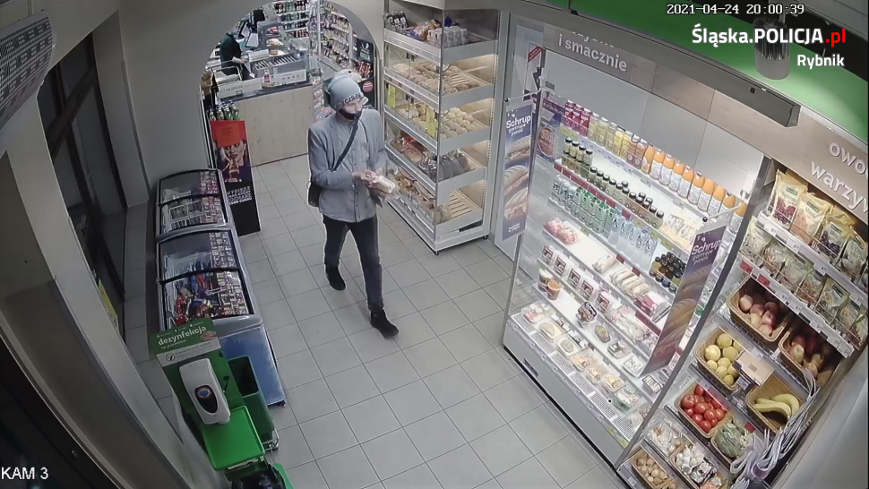 Chciał posłużyć się ulotką jak banknotem! Poznajesz go?