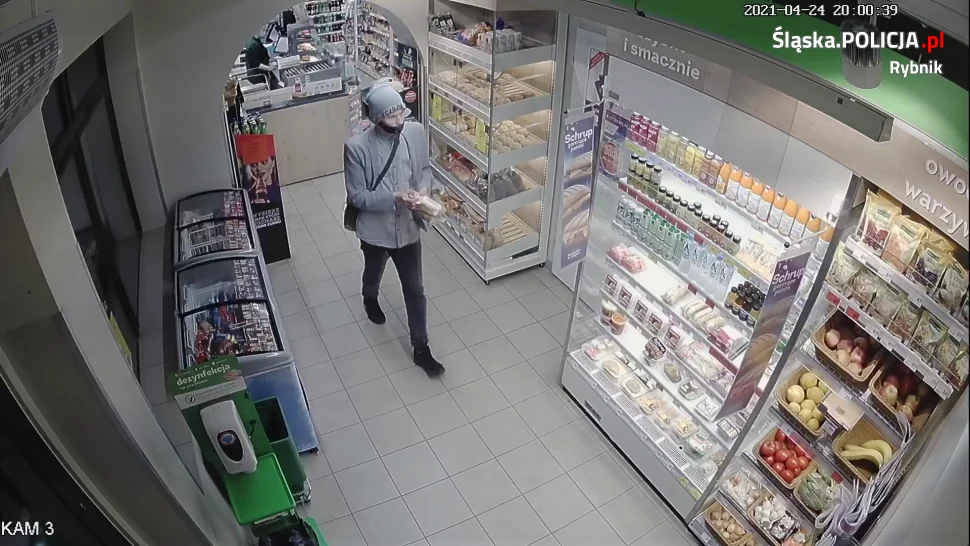 Chciał posłużyć się ulotką jak banknotem! Poznajesz go?