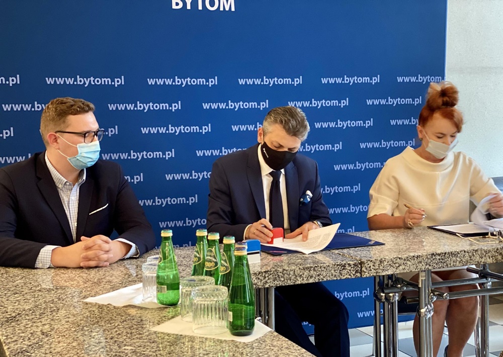 Umowa podpisana. W Rozbarku powstanie nowoczesne boisko piłkarskie