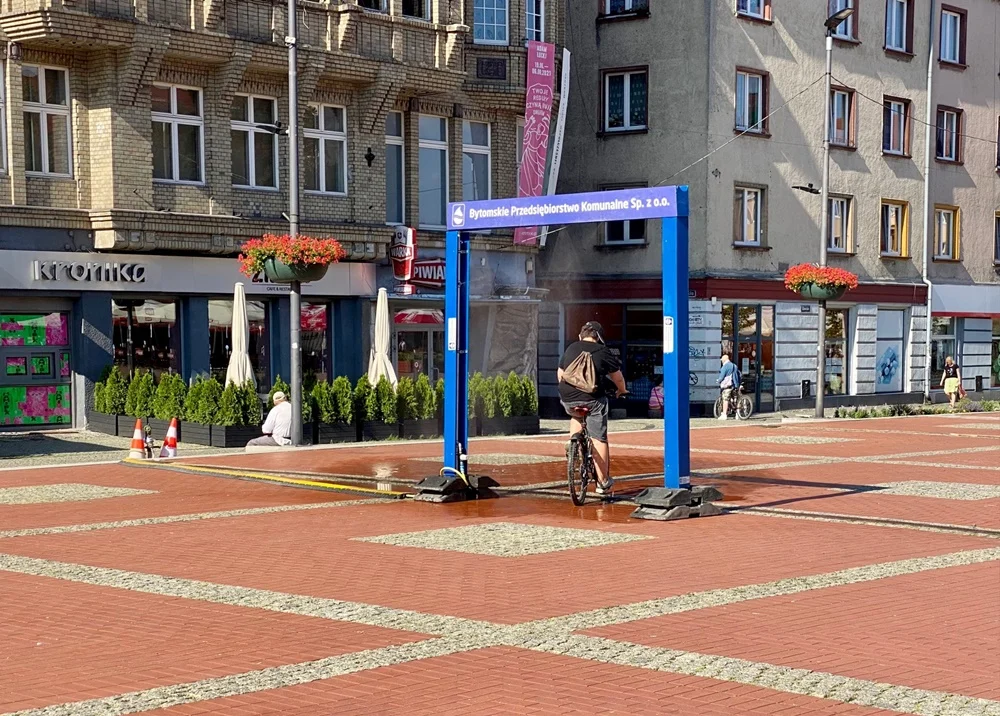 Kurtyny wodne nas ochłodzą. Na ulice wyjechały również polewaczki