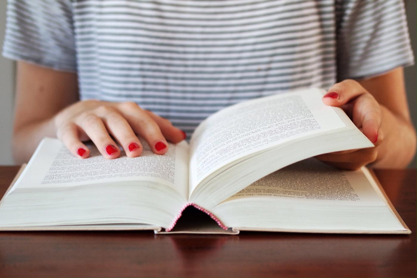 Jakie są zalety kupowania podręczników w jednej księgarni?