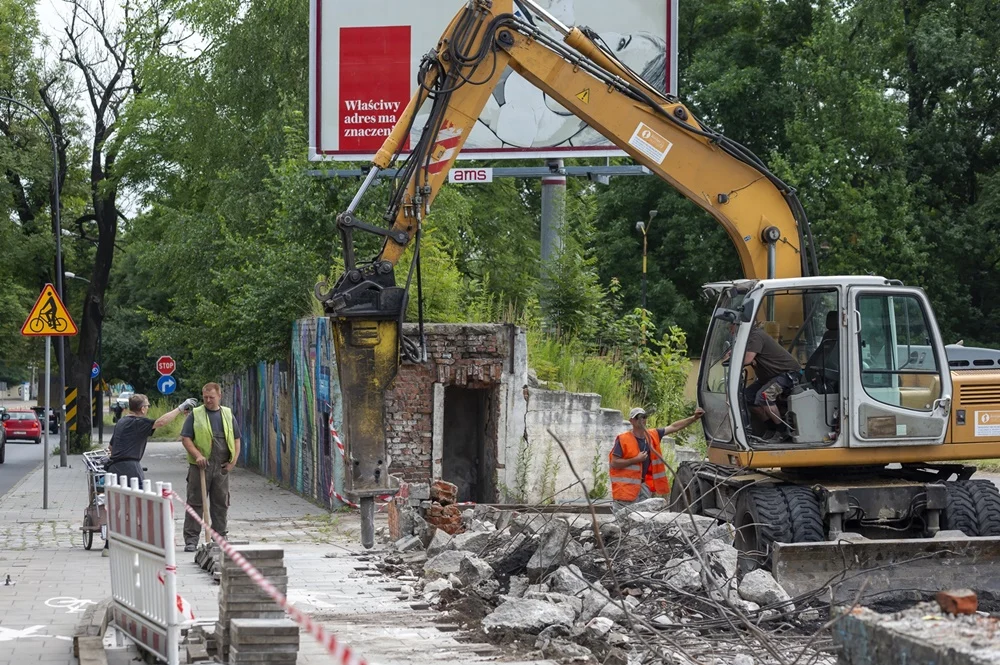 Trwa rozbiórka murowanego ogrodzenia przy ul. Zabrzańskiej