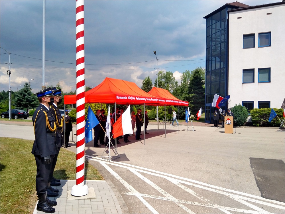 Oficjalne przekazanie samochodu z drabiną mechaniczną dla sosnowieckiej straży pożarnej 3