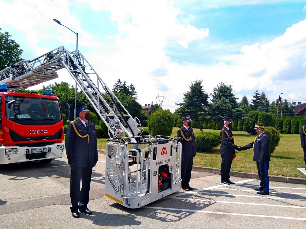 Oficjalne przekazanie samochodu z drabiną mechaniczną dla sosnowieckiej straży pożarnej 4