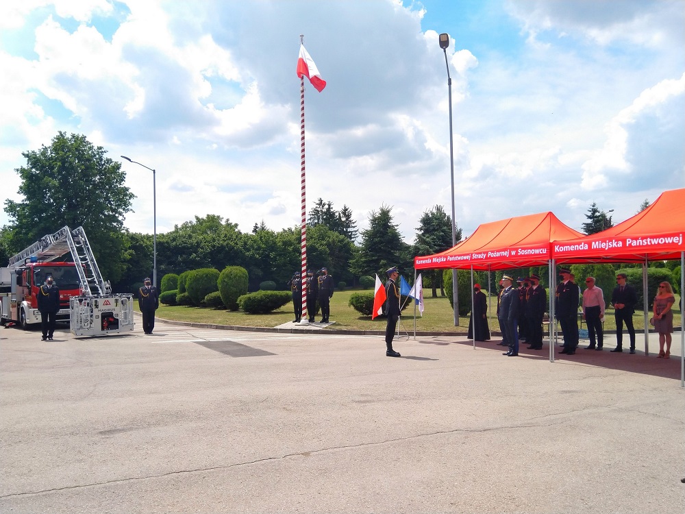 Oficjalne przekazanie samochodu z drabiną mechaniczną dla sosnowieckiej straży pożarnej 5
