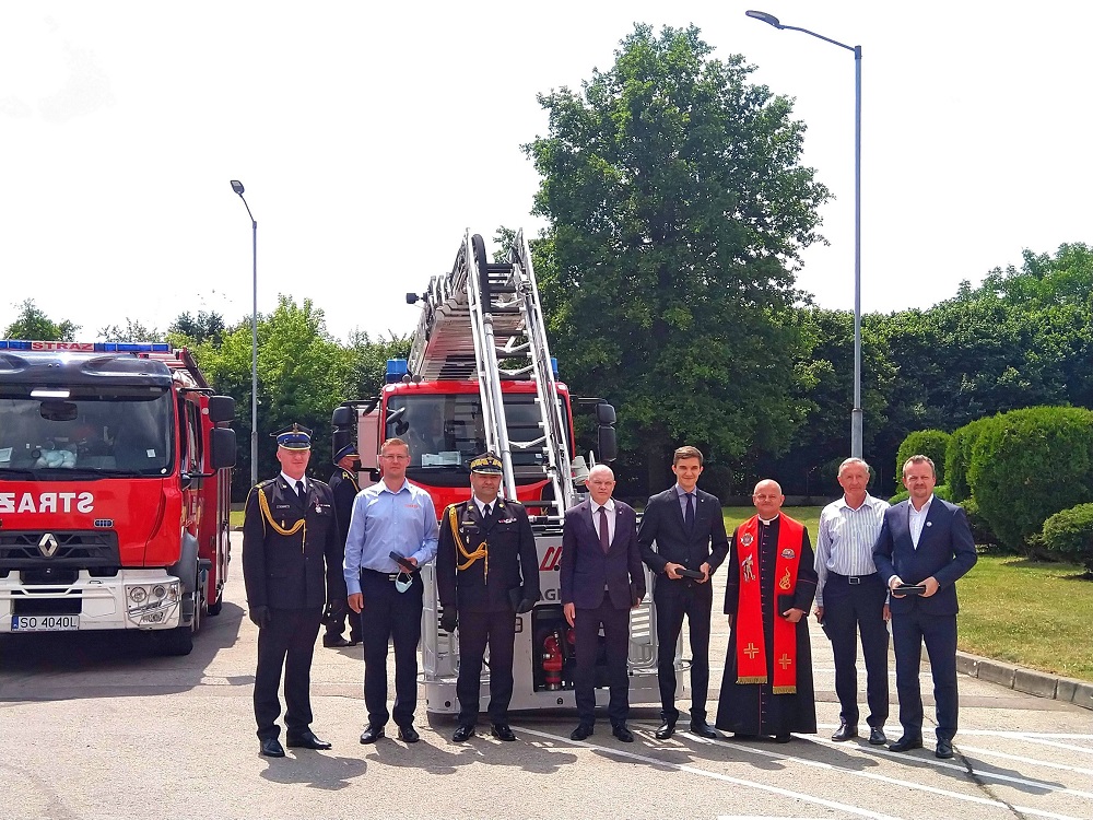 Oficjalne przekazanie samochodu z drabiną mechaniczną dla sosnowieckiej straży pożarnej