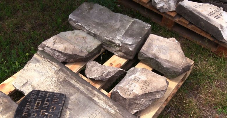 Mieszkaniec Sosnowca w szoku! Pod ogrodzeniem znalazł nagrobki!