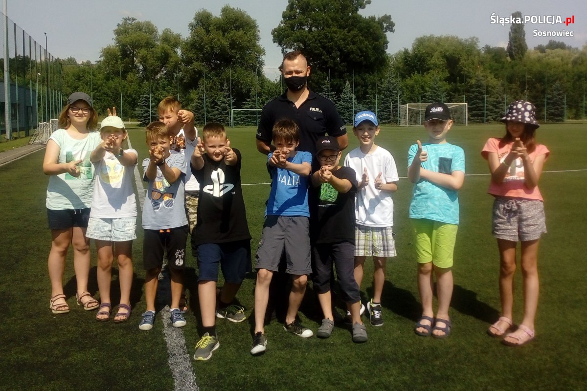 Policjanci uczyli dzieci o bezpieczeństwie w czasie wakacji