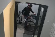 Włamał się do piwnicy i ukradł zawartość za 8,5 tysięcy złotych. Rozpoznajesz go?
