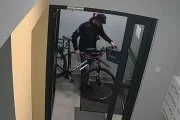 Włamał się do piwnicy i ukradł zawartość za 8,5 tysięcy złotych. Rozpoznajesz go?