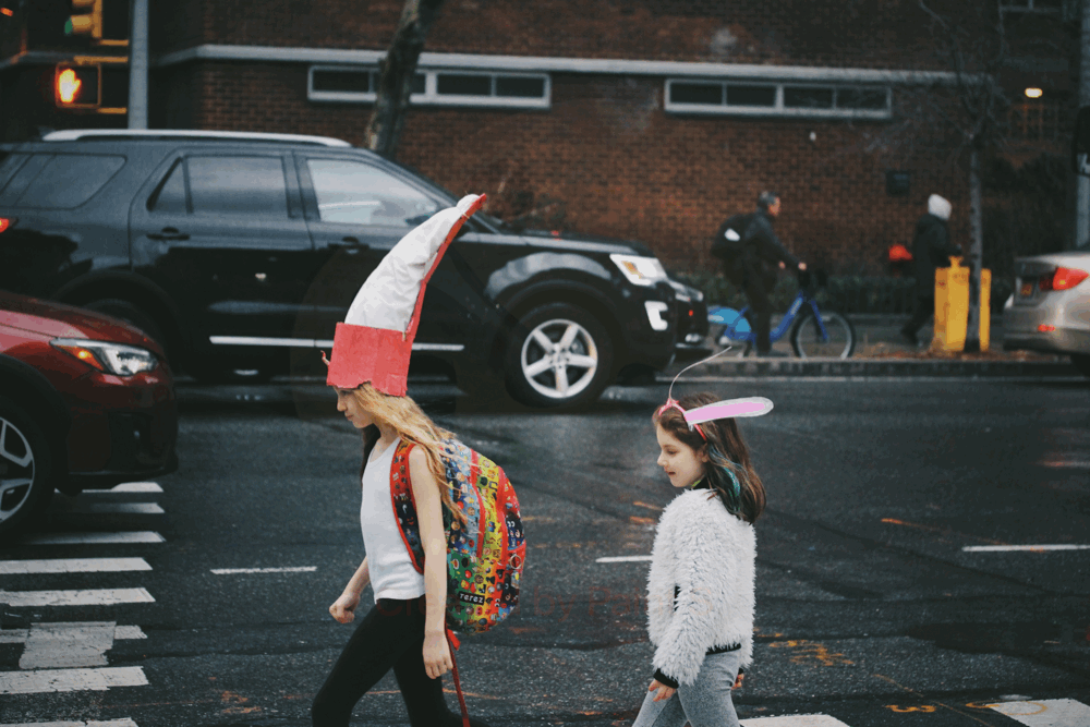 Policjanci drogówki edukują dzieci na temat zasad ruchu drogowego