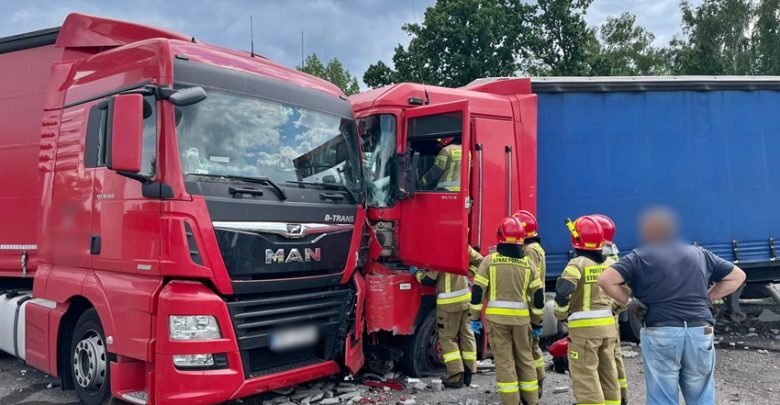 W Mikołowie TIR zjechał z wiślanki i staranował ogrodzenie! 