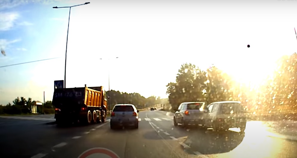 Kolizja na DK 81 w Mikołowie. Zderzyło się kilka pojazdów! [WIDEO]