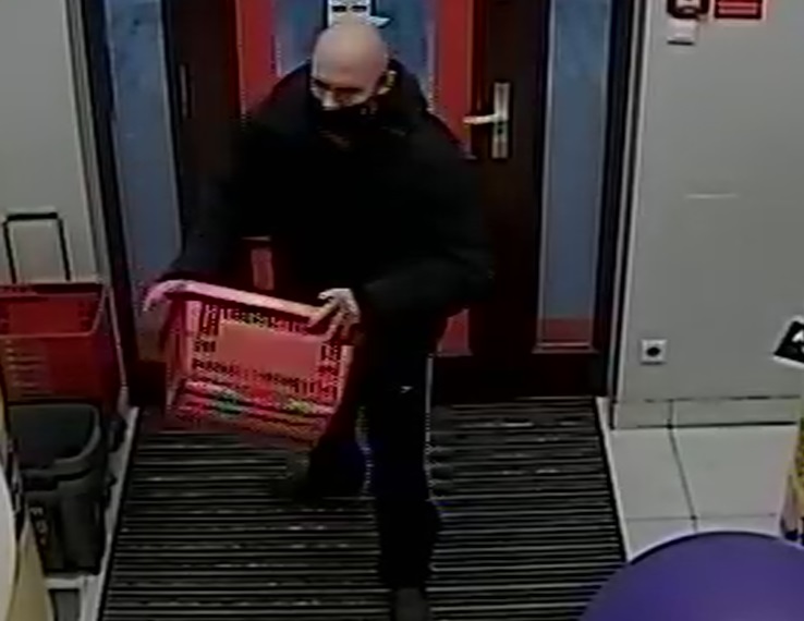 Ukradł perfumy i maszynki do golenia. Rozpoznajesz go?