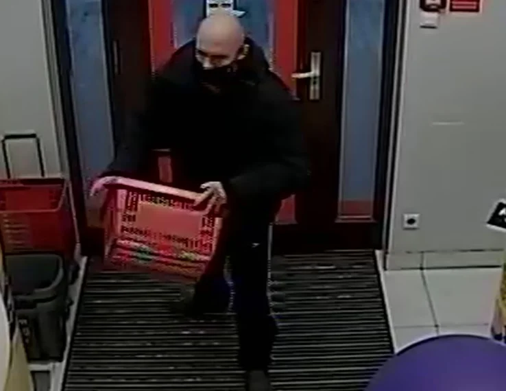 Ukradł perfumy i maszynki do golenia. Rozpoznajesz go?