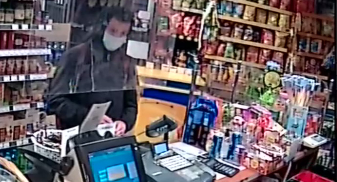 Podejrzany o płatność cudzą kartą i kradzież pieniędzy z konta. Rozpoznajesz go?