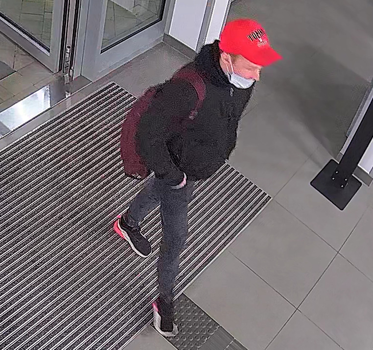 Podejrzany o płatność cudzą kartą i kradzież pieniędzy z konta. Rozpoznajesz go?