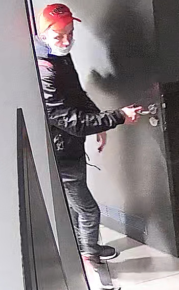 Podejrzany o płatność cudzą kartą i kradzież pieniędzy z konta. Rozpoznajesz go?