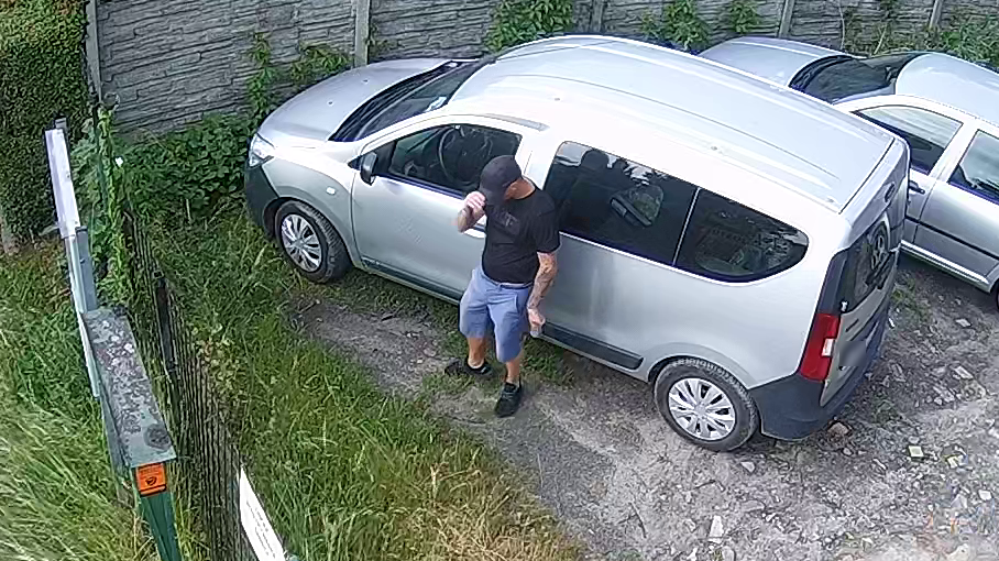 Ten mężczyzna jest podejrzany o włamanie do samochodu i kradzież dwóch laptopów