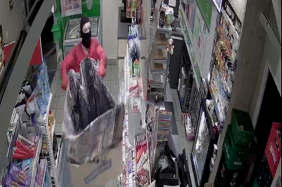 Włamał się do sklepu i ukradł zdrapki nagrodowe oraz papierosy. Rozpoznajesz go?